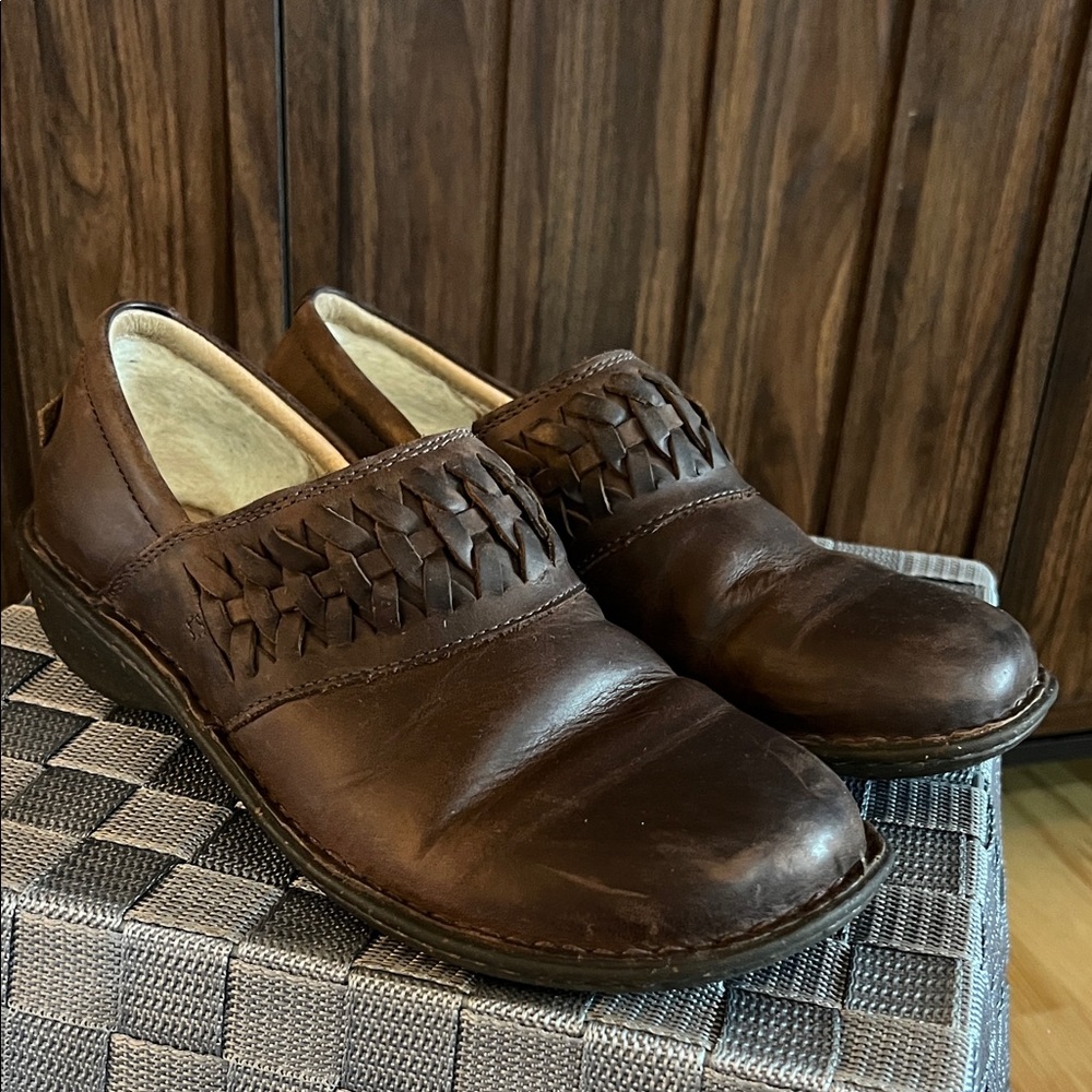 Ugg Women’s Brown Leather Slip-On Shoes Size 8